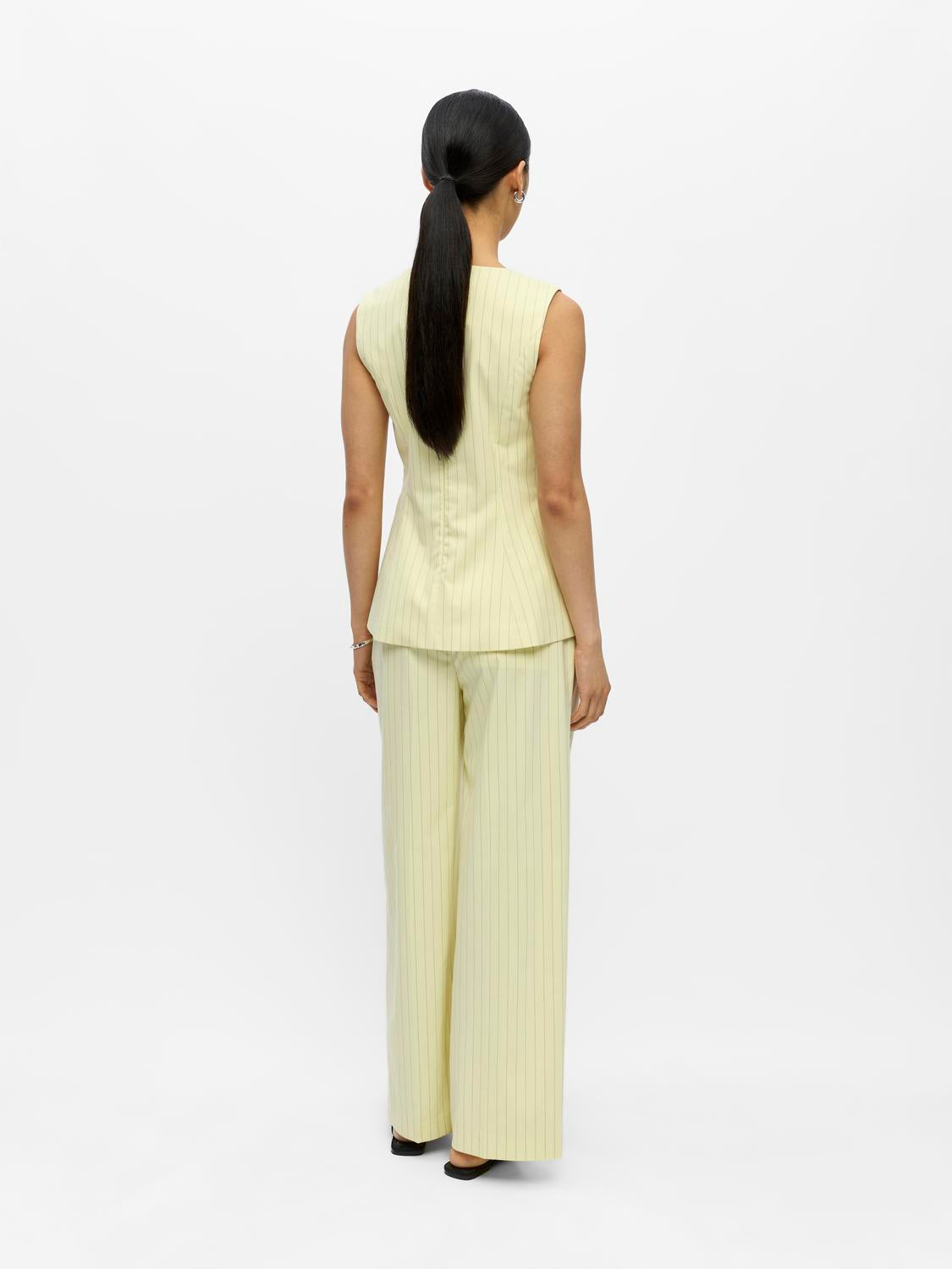 model_shot-back